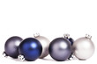 blaue und silberne christbaumkugeln auf weißem hintergrund
