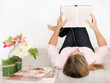 Frau liest ein Buch