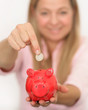 Frau spart Geld