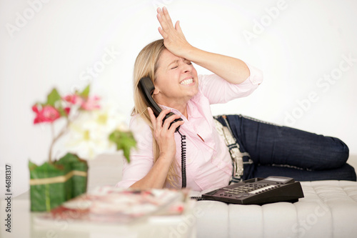 Photo: genervte Frau beim telefonieren genervte Frau beim telefonieren