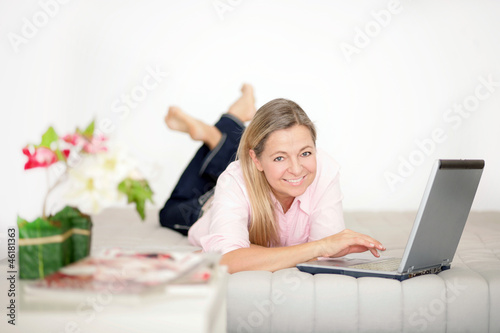 Photo: glückliche Frau am Laptop glückliche Frau am Laptop