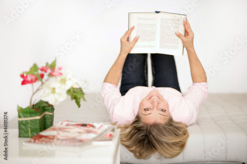Photo: Frau mit Buch Frau mit Buch