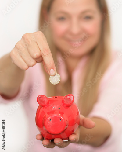 Photo: Frau spart Geld Frau spart Geld