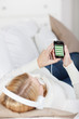 teenager hört musik mit ihrem smartphone