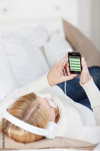 Photo: teenager hört musik mit ihrem smartphone teenager hört musik mit ihrem smartphone