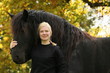 Foto: Frau mit Friese im Herbst Frau mit Friese im Herbst