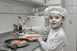 Foto: Un pequeño cocinero muy simpático y divertido en la cocina Un pequeño cocinero muy simpático y divertido en la cocina
