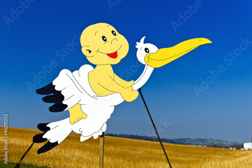 Photo: Storch bei Neugeborenem Storch bei Neugeborenem
