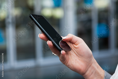 Photo: Frau schreibt SMS am Flughafen Frau schreibt SMS am Flughafen