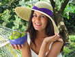 Joven mujer comiendo uvas.Mujer fruta en un jardín.
