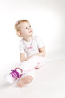 Foto: sitting little girl wearing necklace sitting little girl wearing necklace