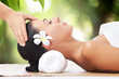 Foto: portrait of young beautiful woman in spa environment. portrait of young beautiful woman in spa environment.