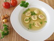 Rindfleischsuppe mit Pfannkuchenschnecken
