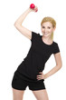 Blonde Frau im schwarzen Dress mit Hantel trainiert mit Freude