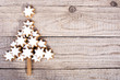 Weihnachtsbaum aus Zimtsternen auf Holz