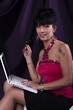 Photo: femme brune surfant sur le net femme brune surfant sur le net