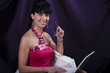 Photo: femme brune surfant sur le net femme brune surfant sur le net