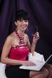 Photo: femme brune surfant sur le net femme brune surfant sur le net