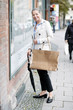Ältere Dame beim Shoppen