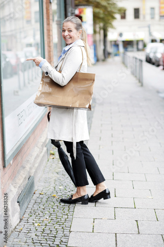 Photo: Frau beim Shoppen Frau beim Shoppen