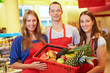 Supermarkt-Team mit Einkaufskorb