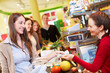Frau bezahlt im Supermarkt