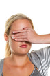 Frau hält sich die Augen zu