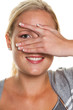 Frau blickt durch Hand