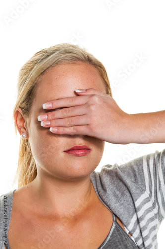 Photo: Frau hält sich die Augen zu Frau hält sich die Augen zu