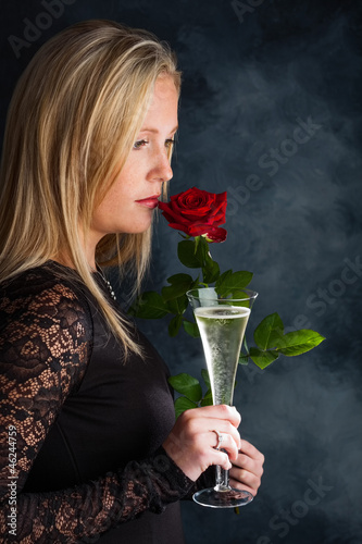 Photo: Frau mit Champagner Frau mit Champagner