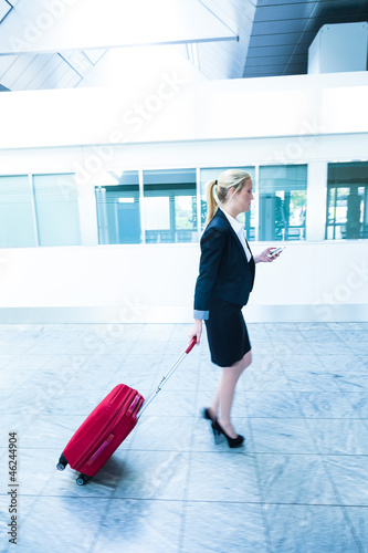 Photo: Geschäftsfrau mit Handy am Flughafen Geschäftsfrau mit Handy am Flughafen