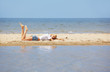 Foto: blonde girl on beach blonde girl on beach