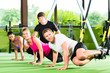 Fitness - Leute beim Suspension training