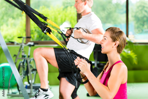 Photo: Fitness - Leute beim Suspension training Fitness - Leute beim Suspension training