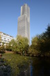 Hochhaus mit Glasfassade in einem Businessvierten
