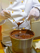 Chocolatier bei der Arbeit