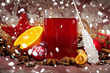 Weihnachtspunsch mit Schneeflocken