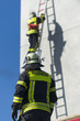Photo: Rettung einer Person durch Feuerwehrleute Rettung einer Person durch Feuerwehrleute