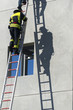 Photo: Rettung einer Person durch Feuerwehrleute Rettung einer Person durch Feuerwehrleute
