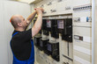 Elektriker am Schaltschrank