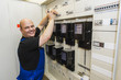 Elektriker am Schaltschrank