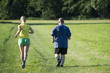 Personaltrainerin mit Kunde bei joggen