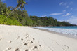 Strand der Anse Takamaka auf der Insel Mahé auf den Seychellen