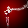 Weihnachtsfrau im roten Minikleid vor rotem Hintergrund