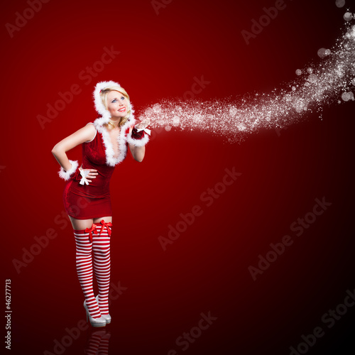 Photo: Weihnachtsfrau im roten Minikleid vor rotem Hintergrund Weihnachtsfrau im roten Minikleid vor rotem Hintergrund