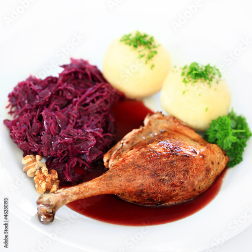 Photo: Gänsekeule mit Knödeln und Rotkohl auf weiss Gänsekeule mit Knödeln und Rotkohl auf weiss