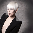 junge frau mit blonden haaren im spotlight