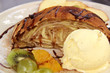 apfelstrudel, obst, schokoladensauce und vanilleeis