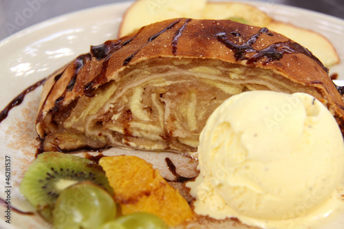 Photo: apfelstrudel, obst, schokoladensauce und vanilleeis apfelstrudel, obst, schokoladensauce und vanilleeis