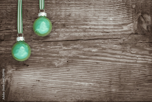 Photo: Zwei grüne Kugeln vor Holz Zwei grüne Kugeln vor Holz